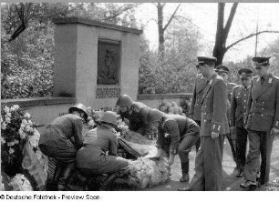 Kranzniederlegung an der Gedenkstätte für Julius Fucik