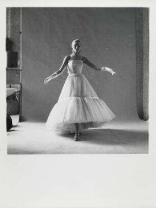 Ohne Titel (Abendkleid von Sinaida Rudow-Brosda, Berlin, etwa 1958)