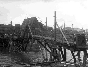 trockengefallene hölzerne Schiffsanlegestelle