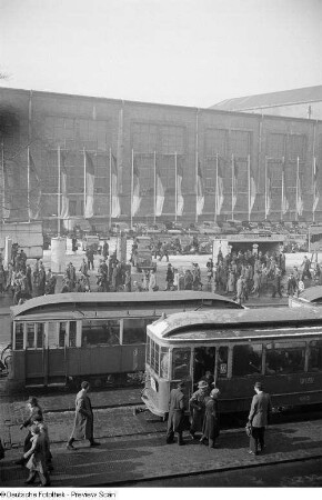 Straßenbahnhaltestelle vor dem Ausstellungsgelände der Technischen Messe