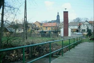 Ortsansicht von S, Brücke, dahinter Feuerwehrhaus mit Schlauchturm