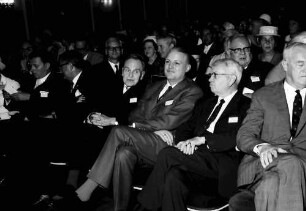 17. Tagung 1967 Chemiker; Eröffnungsfeier: Oberbürgermeister Steurer, ?, Otto Hahn, G. Stoltenberg, Harold C. Urey, Lord Alexander Todd of Trumpington; hinter Harold C. Urey,: Werner Forßmann, Frau Müller-Rüegsegger