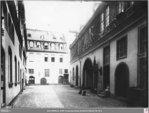 Innenhof Saalhof nach Osten, links Saalgasse 33