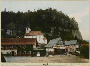 Das Dorf Oybin mit Fachwerkhäusern und der barocken Bergkirche vor dem Berg Oybin im Zittauer Gebirge von Südwesten
