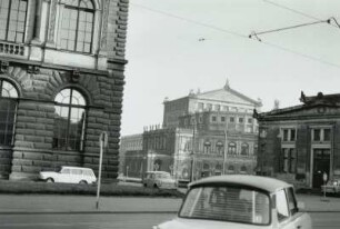 Opernhaus : Blick zwischen Gemäldegalerie und Schinkelwache zum Opernhaus
