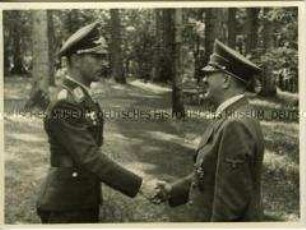 Hitler und ein Luftwaffen-Offizier im Führerhauptquartier "Wolfsschanze"