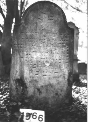 Grabstein 1066 (Index: 99899696) Material: Sandstein Zustand: fast völlig verwittert Maße HxBxT: 114x62x12 cm Beschreibung: Stele mit Konvexbogenabschluss: Grabstein 1066