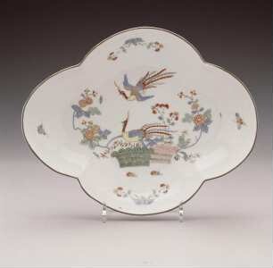 Unterschale mit Hôô-Vögeln, Chrysantheme, Reisighecke und Ominaeshistaude
