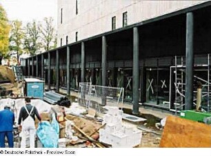 Baustelle Sächsische Landesbibliothek - Staats- und Universitätsbibliothek Dresden, Zentralbibliothek. Gestaltung der Außenanlagen vor dem Haupteingang : Dresden-Räcknitz, Zellescher Weg 18. Baustelle Sächsische Landesbibliothek - Staats- und Universitätsbibliothek Dresden, Zentralbibliothek. Gestaltung der Außenanlagen vor dem Haupteingang