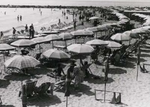 Sanremo. Menschen am Strand unter Sonnenschirmen