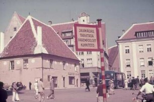 Reisefotos Skandinavien. Straßenszene in einem historischen Stadtkern. Ansicht mit freistehendem Gebäude mit Schmuckmedaillons an der Fassade