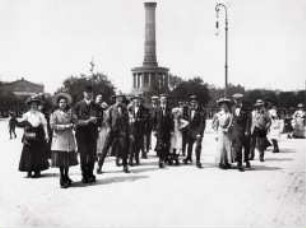 Menschen auf Rollschuhen vor der Siegessäule