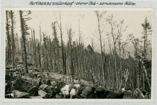 Foto einer durch feindliches Artilleriefeuer zerschossenen Seilbahnstütze am oberen Teil des Hartmannsweilerkopfes