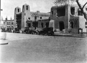 Das New Mexico Museum of Art : Straße in Santa Fe mit Automobilen und Museumsgebäude