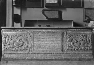 Sarkophag mit Inschrift und Eroten