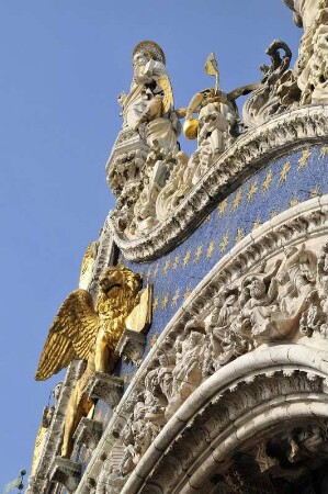 Markuslöwe : An vielen Stellen der Stadt ist das Wahrzeichen, der geflügelte Markuslöwe, zu sehen, hier an der Fassade der Basilica di San Marco. Aufgenommen in Venedig am 14. Mai 2009. Foto Uwe Gerig
