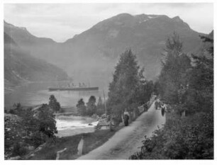 Merok/ Norwegen: Blick in Geirangerfjord mit Victoria Luise und Touristen auf dem Weg nach Merok