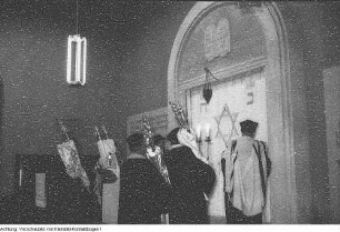 Dresden-Johannstadt, Fiedlerstraße 3. Neue Synagoge (Wiederaufbau 1949-1950; E. Schuchardt), Einweihung der neuen Synagoge auf dem Vorfeld des Jüdischen Friedhofs an der Fiedlerstraße, Urnenbeisetzung von 23 Juden (Tschechoslowaken, Polen und Deutsche), 18. Juni 1950