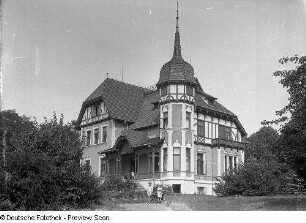 Villa. Gartenansicht mit Eckturm