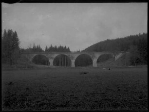 Brücke über Tal
