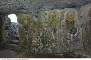 Freskendekoration: Segnender Christus, Kreuzigung Christi, Verkündigung, Madonna und Heilige, Eingangswand, links des Eingangs: Verkündigung, heiliger Antonius Abbas und unbekannter Heiliger (Franz von Assisi?)