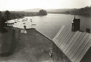 Talsperre Pirk. Blick von der Jugendherberge Dobeneck über das Kavalierhaus und Bootsanlegestelle in östlicher Richtung, talaufwärts