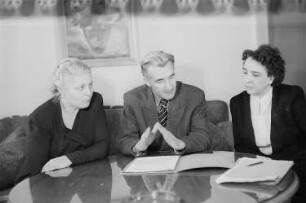 Reportage aus dem Ministerium für Volksbildung der DDR : Paul Wandel (Minister für Volksbildung und Jugend) mit den Staatssekretärinnen des Ministeriums für Volksbildung Elisabeth Zaisser (links) und Ruth Fabisch (rechts)