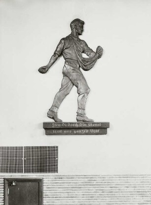 Sämann (Relief) : Sämann (Relief). Holz, geschnitzt (um 1935). Güstrow, Sport- und Kongresshalle
