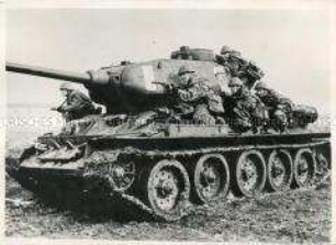 Panzerschützen der Nationalen Volksarmee bei der Übung