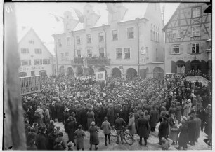 Fasnacht Sigmaringen 1935; Bräuteln vor dem Rathaus