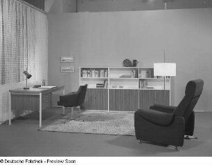 Schreibtisch, Anbauschrank und Sessel : Montagemöbel des MDW-Programms (1967/1972; Horn, Kollektiv Rudolf, Deutsche Werkstätten Hellerau). Wohnzimmer. Schreibtisch, Anbauschrank und Sessel