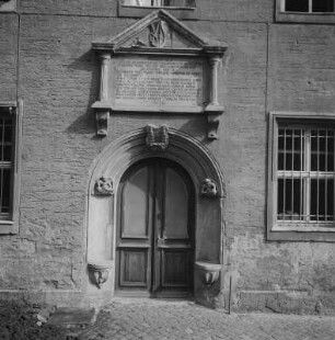 Wittenberg. Portal der alten Mensa