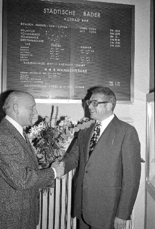 Ehrung für den langjährigen Sauna-Besucher beim Städtischen Vierordtbad Hermann Stumpf