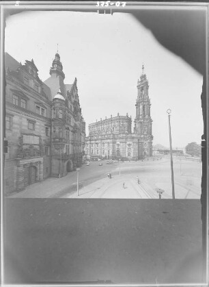 Dresden-Altstadt. Blick aus einem Fenster des Ständehauses gegen Residenzschloß und Hofkirche