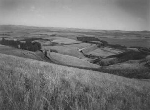 Ebene Landschaft : Blick über eine offene, weitestgehend ebene Landschaft im südafrikanischen Tafelland