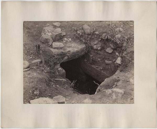 Tomb 1, southern slope. Opening of room 2 with capstone after excavation. View to the north-west. A skeleton with tooth inlays of green jadeite was found in this grave.