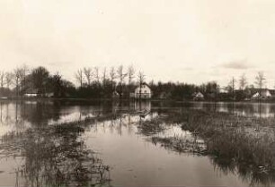 Oberlausitzer Heide- und Teichlandschaft. Dorf Kauppa von Osten über den Thron-Teich