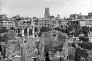 Rom, Forum Romanum. Blick Richtung Trajansforum : Rom. Forum Romanum. Im Vordergrund das Caesarforum mit Stadtteilansicht. Tempel der Venus Genetrix. Blick Richtung Trajansforum