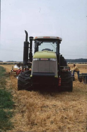 Fotografie: Raupentraktor, Bodenbearbeitung, Gummiraupenlaufwerk