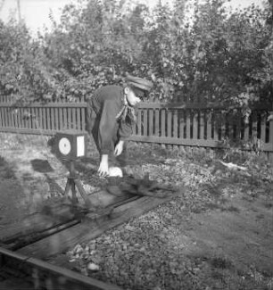 Dresden-Altstadt. Großer Garten. Ausflug mit der Pioniereisenbahn. Weichensteller