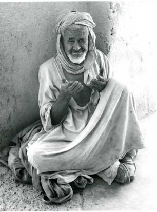 Bettler in Fès : Ein Bettler auf der Straße in der marokkanischen Stadt Fès.