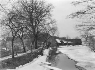 Unbekannter Ort. Fachwerkhäuser, Dorfteich