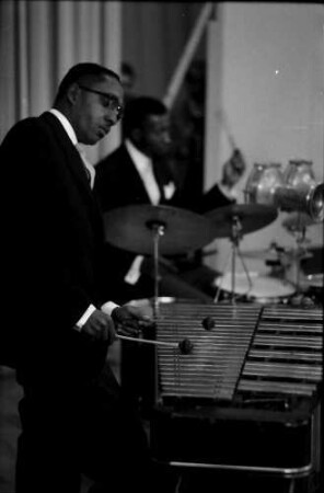 Donaueschingen: Donaueschinger Musiktage; Stadthalle; Modern Jazz Quartet; Milt Jackson am Vibraphon