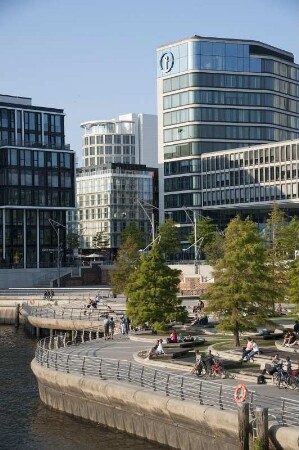 Hafencity, 07.2018 .Blick auf die neuen Marco-Polo-Terrassen und die Zentrale von Kühne + Nagel