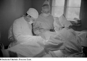 Ein Arzt und zwei Krankenschwestern bei einer Operation im Dr.-Georg-Sacke-Heim