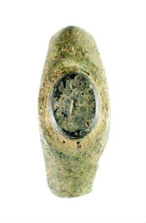 Fingerring mit Nikkolo, in den eine undeutliche Figur eingeschnitten ist