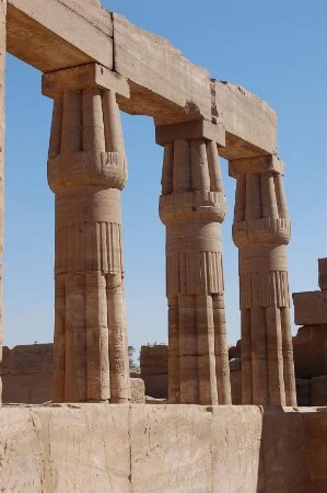 Papyrusförmige Säulen im Amun-Tempel Karnak, Luxor