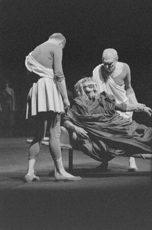Szenenbilder aus "Die Frauen von Trachis" von E. Pound frei nach Sophokles, Übersetzung E. Hesse, Regie H. Lietzau, Schiller-Theater Berlin, 1959
