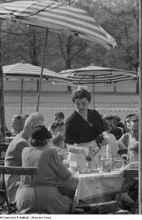 Bewirtung der Gäste im Parkrestaurant