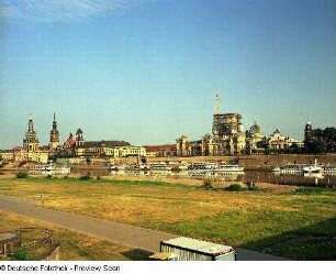 Ständehaus : Blick vom Neustädter Ufer über die Elbe gegen Brühlsche Terrasse mit Gebäuden des Sächsischen Kunstvereins und der Hochschule für Bildende Künste mit der eingerüsteten Frauenkirche im Hintergrund, Sekundogenitur und Ständehaus sowie gegen Hausmannsturm und Kathedrale